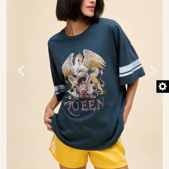 Daydreamer Black Queen Graphic Tee - Picture 1 of 4